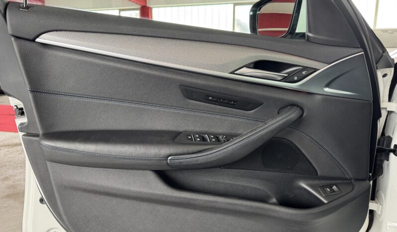 BMW 530 d xDrive M Sport Pano HeadUp Ferngest.Parken voll
