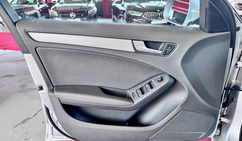 Audi A4 Avant Attraction quattro Automatik Leder Navi voll