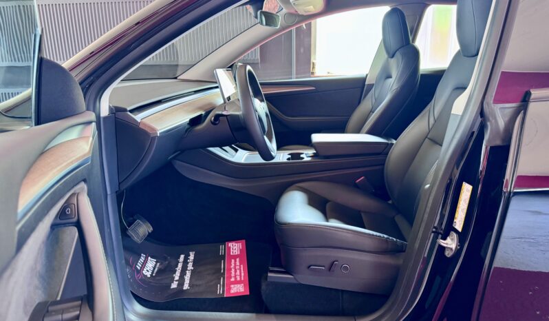 Tesla Model Y Long Range Dual AWD Schwarz Steuer voll