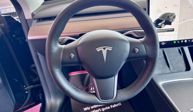 Tesla Model Y Long Range Dual AWD Schwarz Steuer voll
