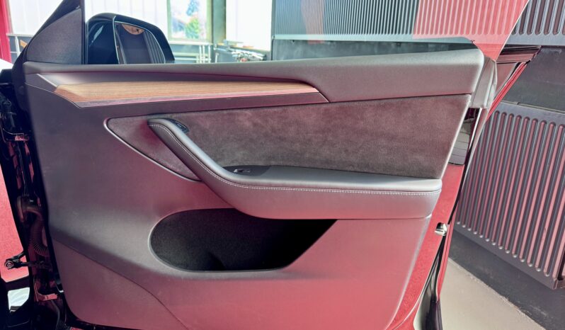 Tesla Model Y Long Range Dual AWD Schwarz Steuer voll