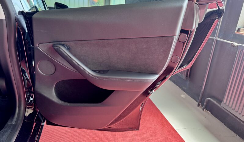 Tesla Model Y Long Range Dual AWD Schwarz Steuer voll